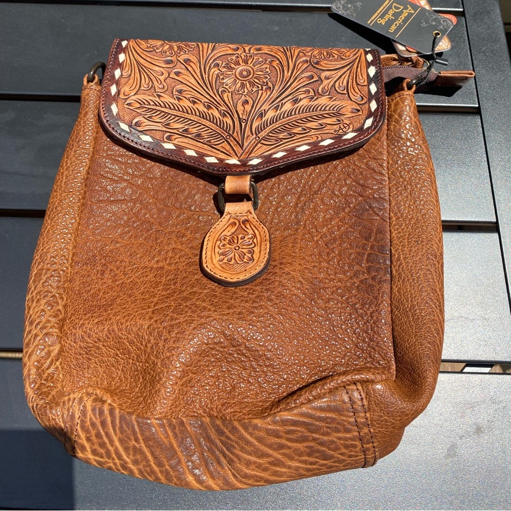 ADBGZ594A American Darling crossbody-messenger bag.  Brown leather  10x8.5xD4